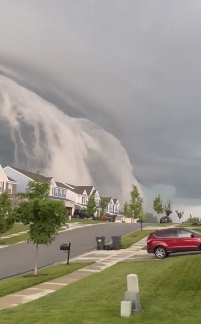 tsunami clouds