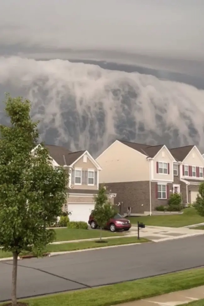 tsunami clouds