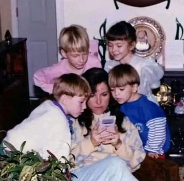 moms helping kids beat gameboy level