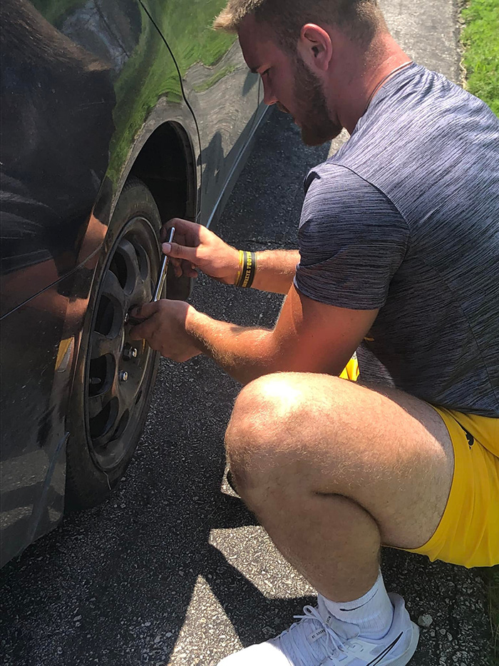 hawkeye football player helps woman change tire