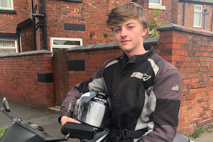 teen helps elderly woman at gas station