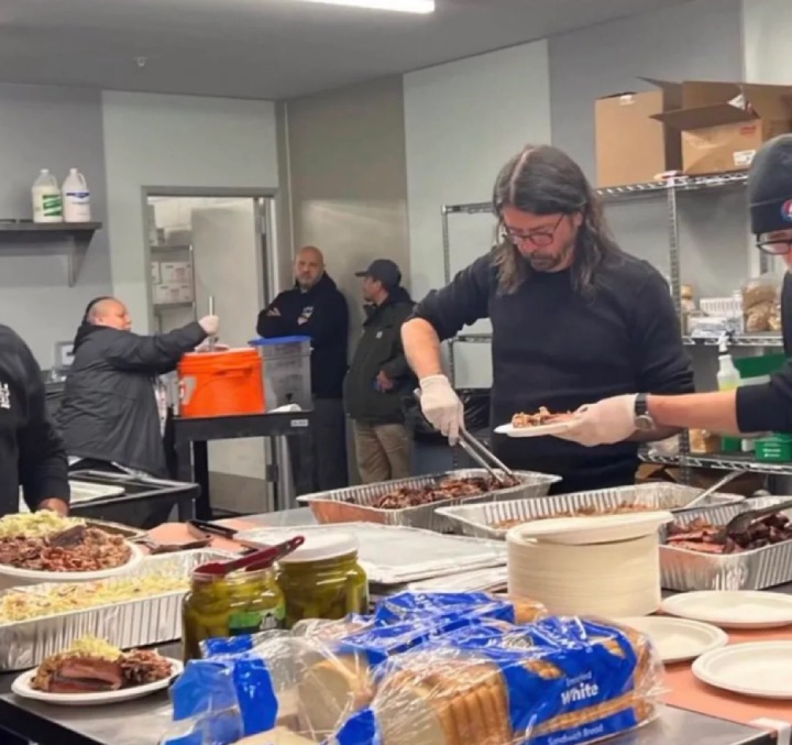 Dave Grohl cooking for hope mission