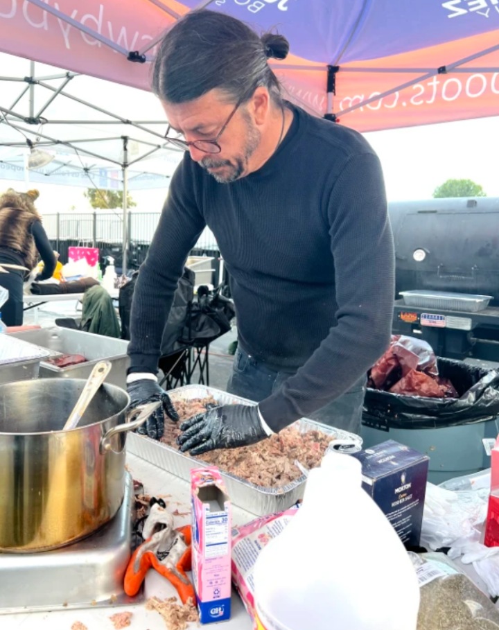 Dave Grohl cooking for hope mission