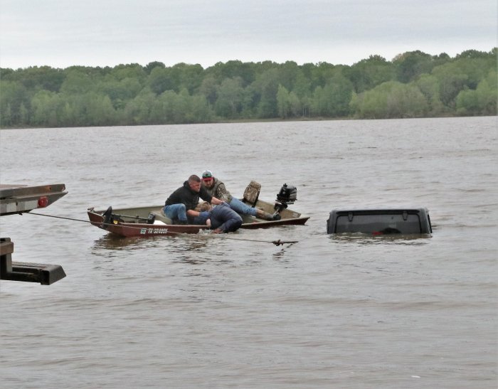 woman found alive in jeep under water