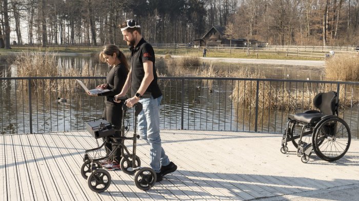 paralyzed man walks with brain implants