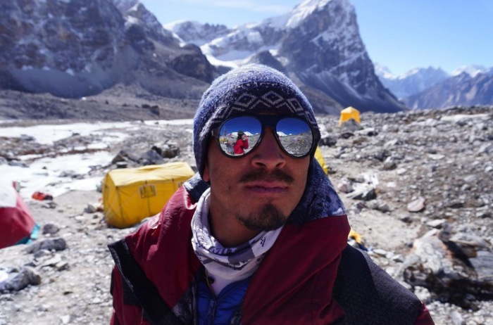sherpa rescues man everest