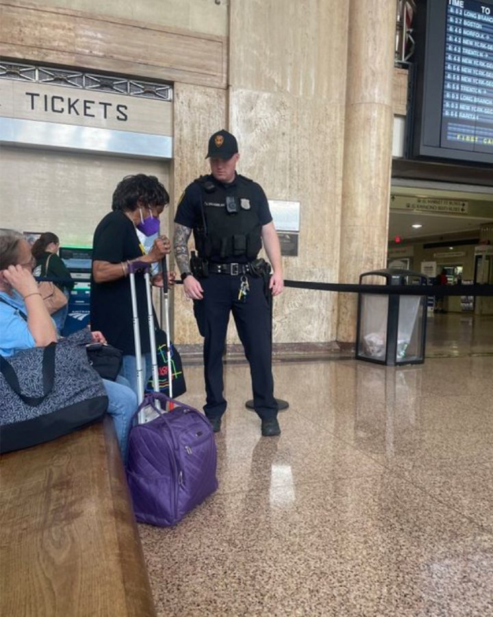 police officer helps blind woman