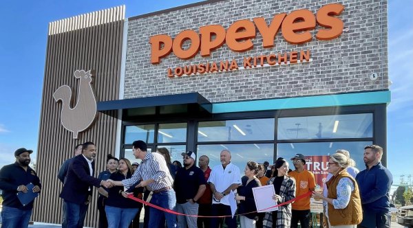 Man Sleeps Outside Popeyes To Win Free Chicken For The Homeless