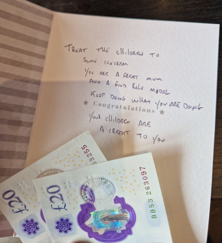 man leaves card and note for mom in cafe