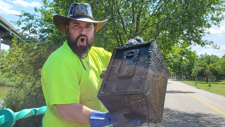 couple finds 100k in safe magnet fishing NYC