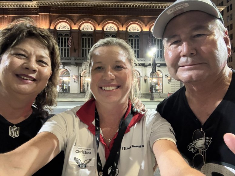 lost wallet returned to visiting Eagles fans