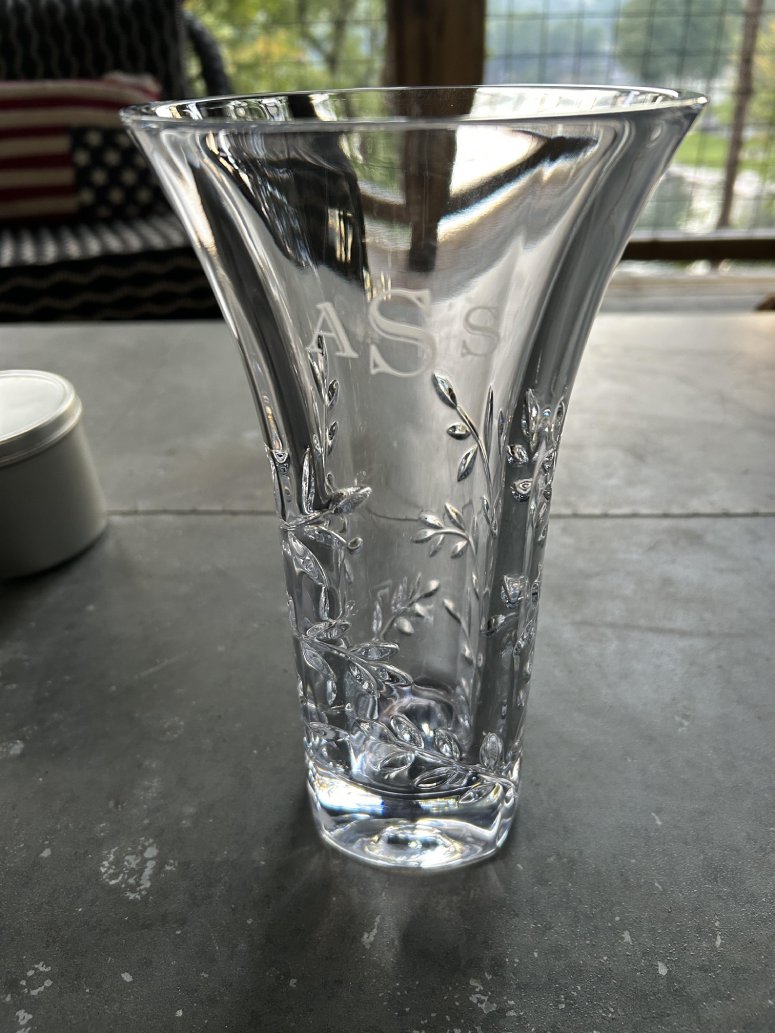 vase ass monogram