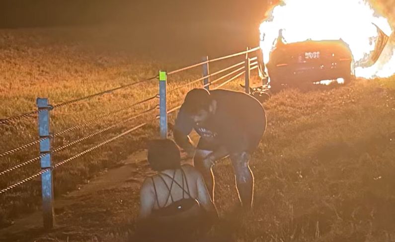 hero saves woman from car on fire