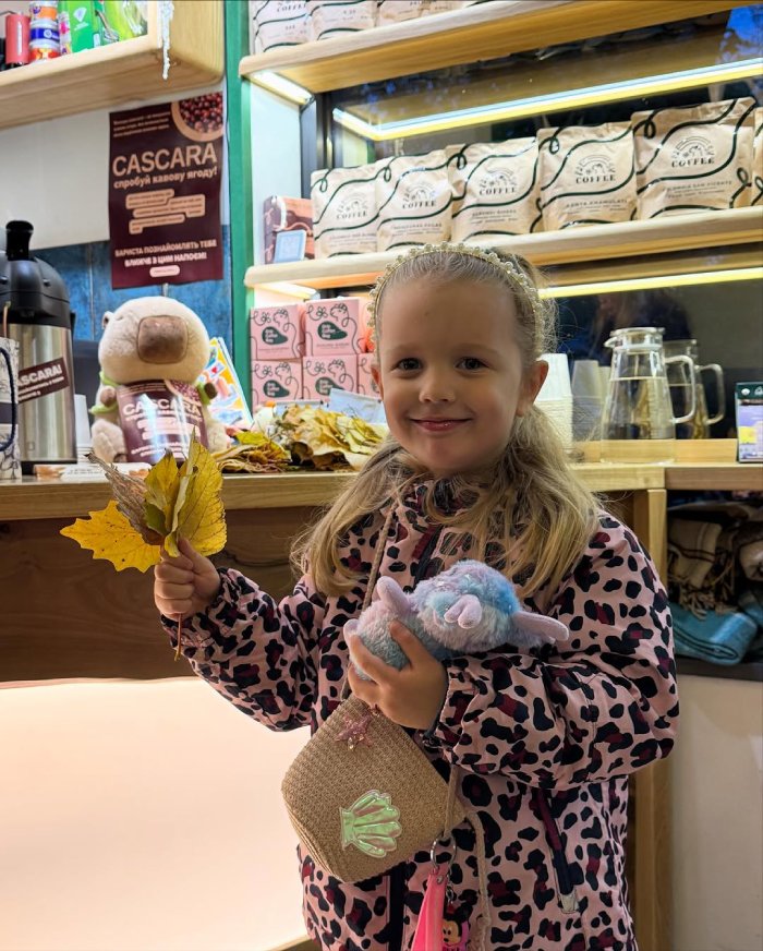 kids buy drinks with leaves