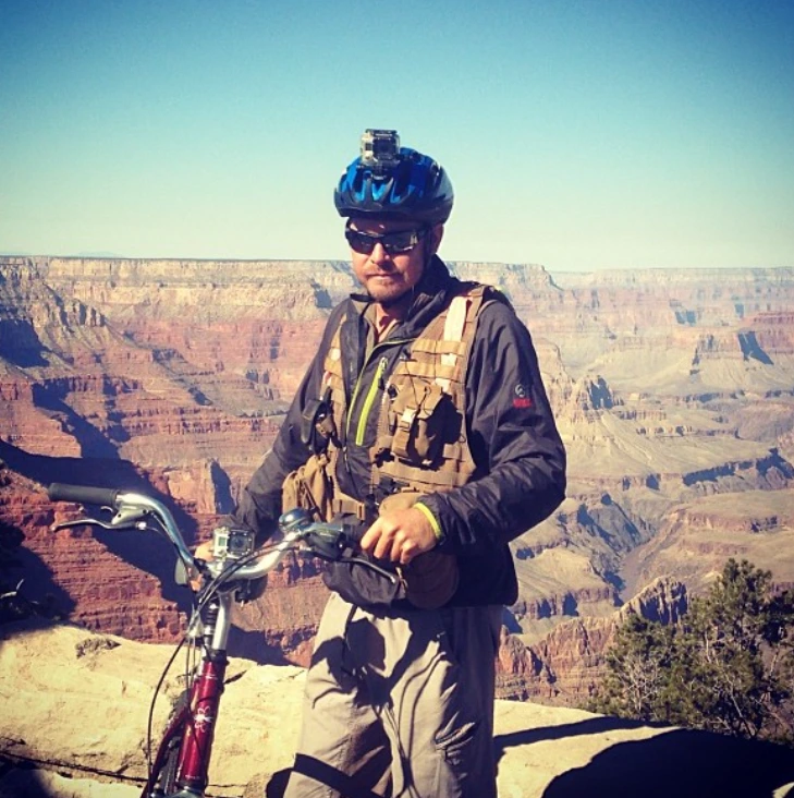 man walks around the world 27 years