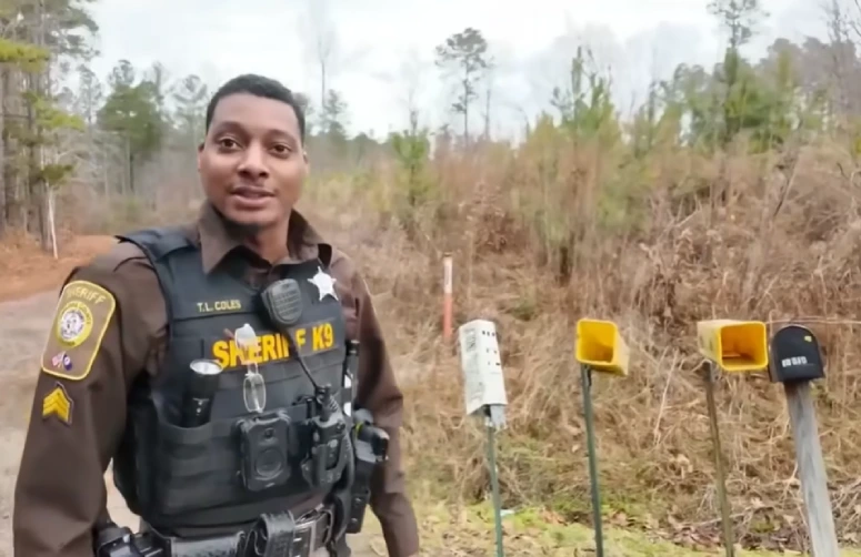 cop delivers lost packages