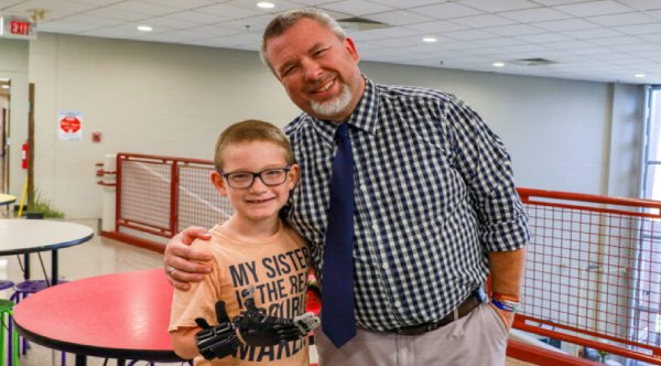Kentucky Teacher Secretly Builds 3D-Printed Hand That Transforms His Student’s Life