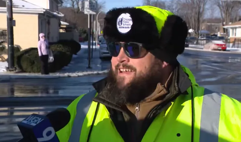 ジョーさんが子供を運ぶ姿