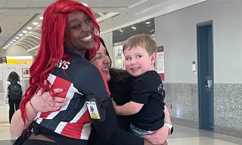 waitress helps mom with son meltdown